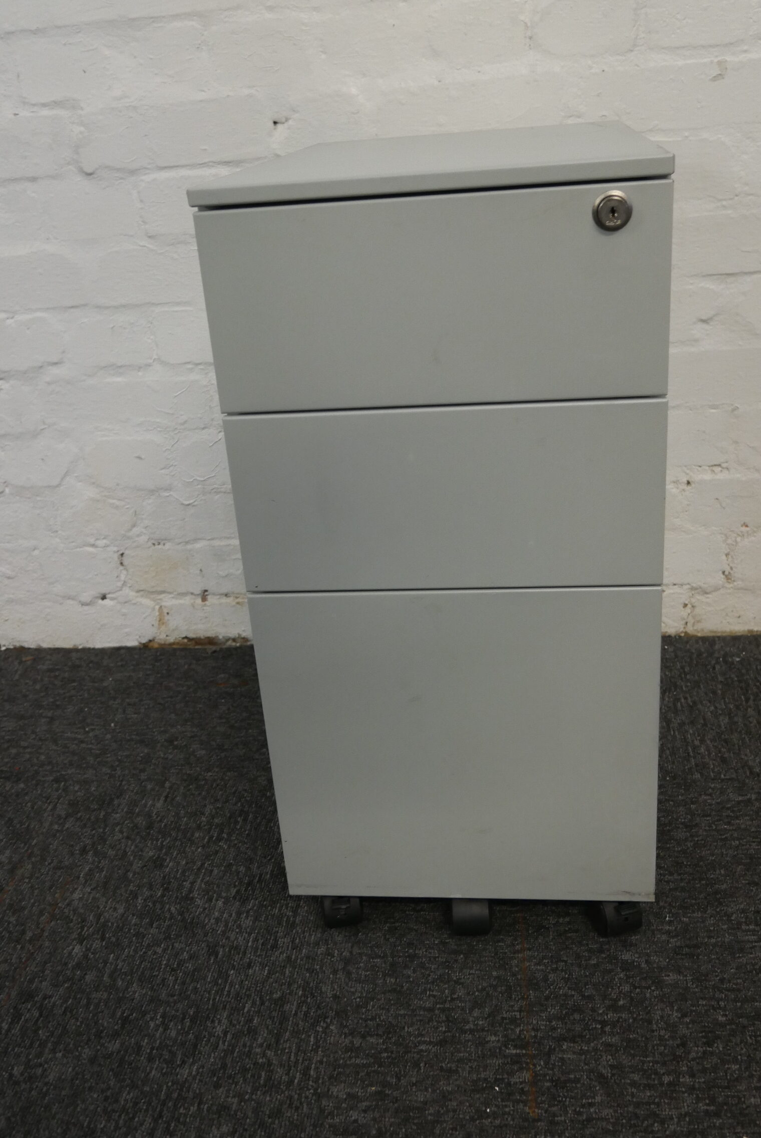 Used Condition Lockable Silver Narrow Metal Pedestal